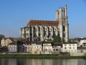 Mantes-la-Jolie Cruise Port Guide: Things to Do & Practical Tips