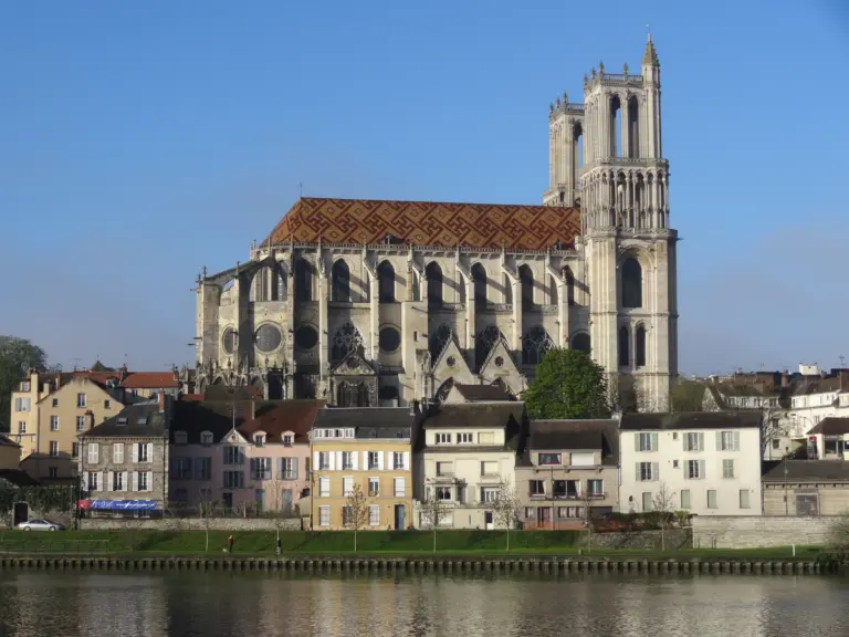 Mantes-la-Jolie Cruise Port Guide: Things to Do & Practical Tips