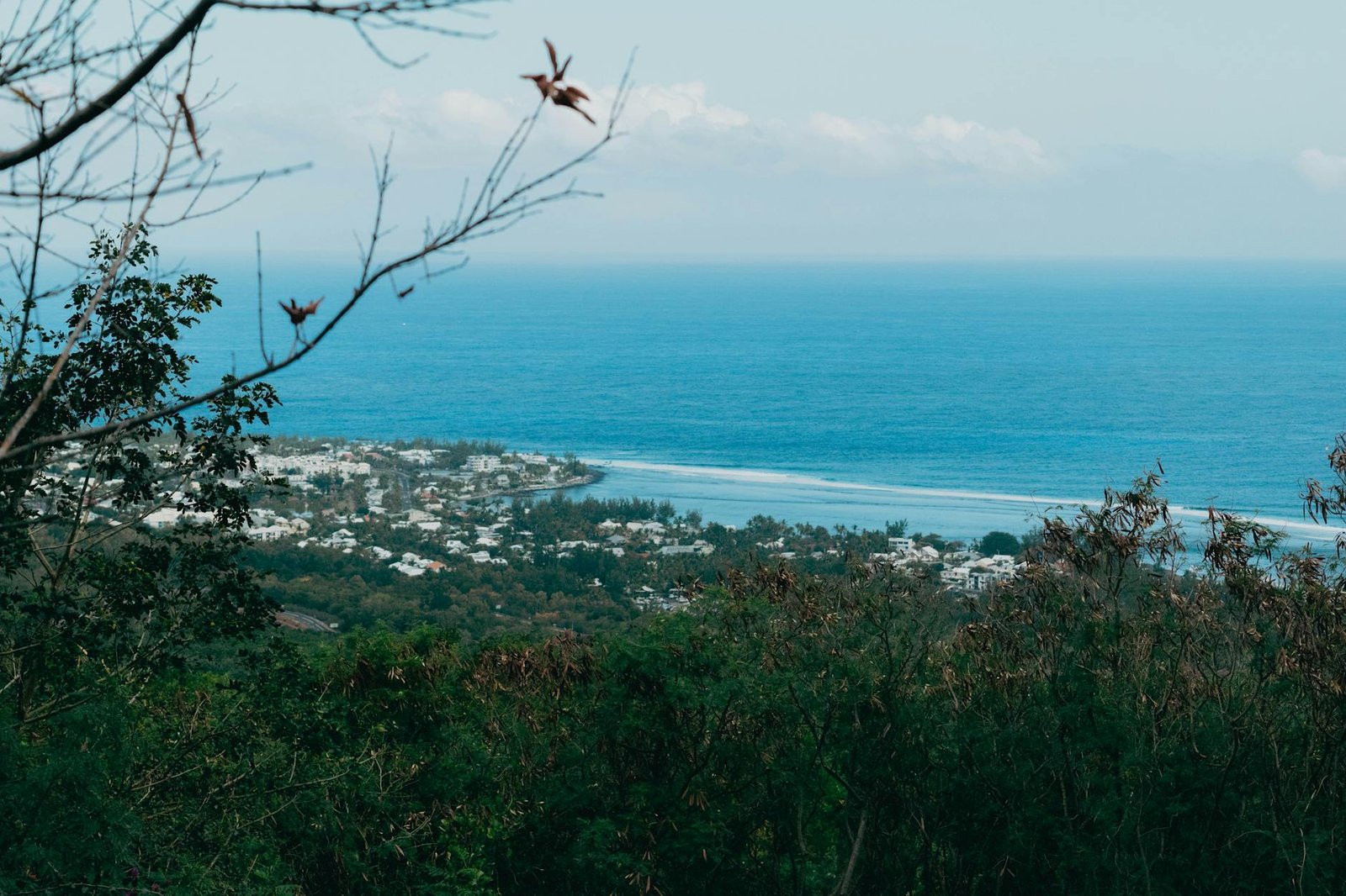 Saint-Leu-d’Esserent Shore Day: Real Transport Times, Prices, and How to Make the Most of This Oise Valley Gem