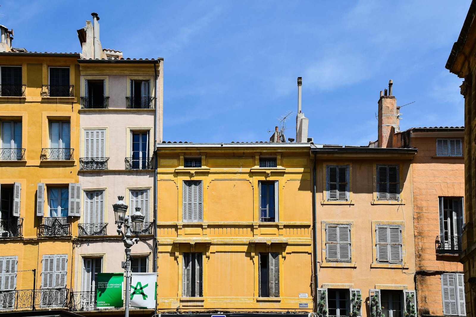 Sun-Warmed Stone and Lavender Air: Stepping Ashore at Aix-en-Provence
