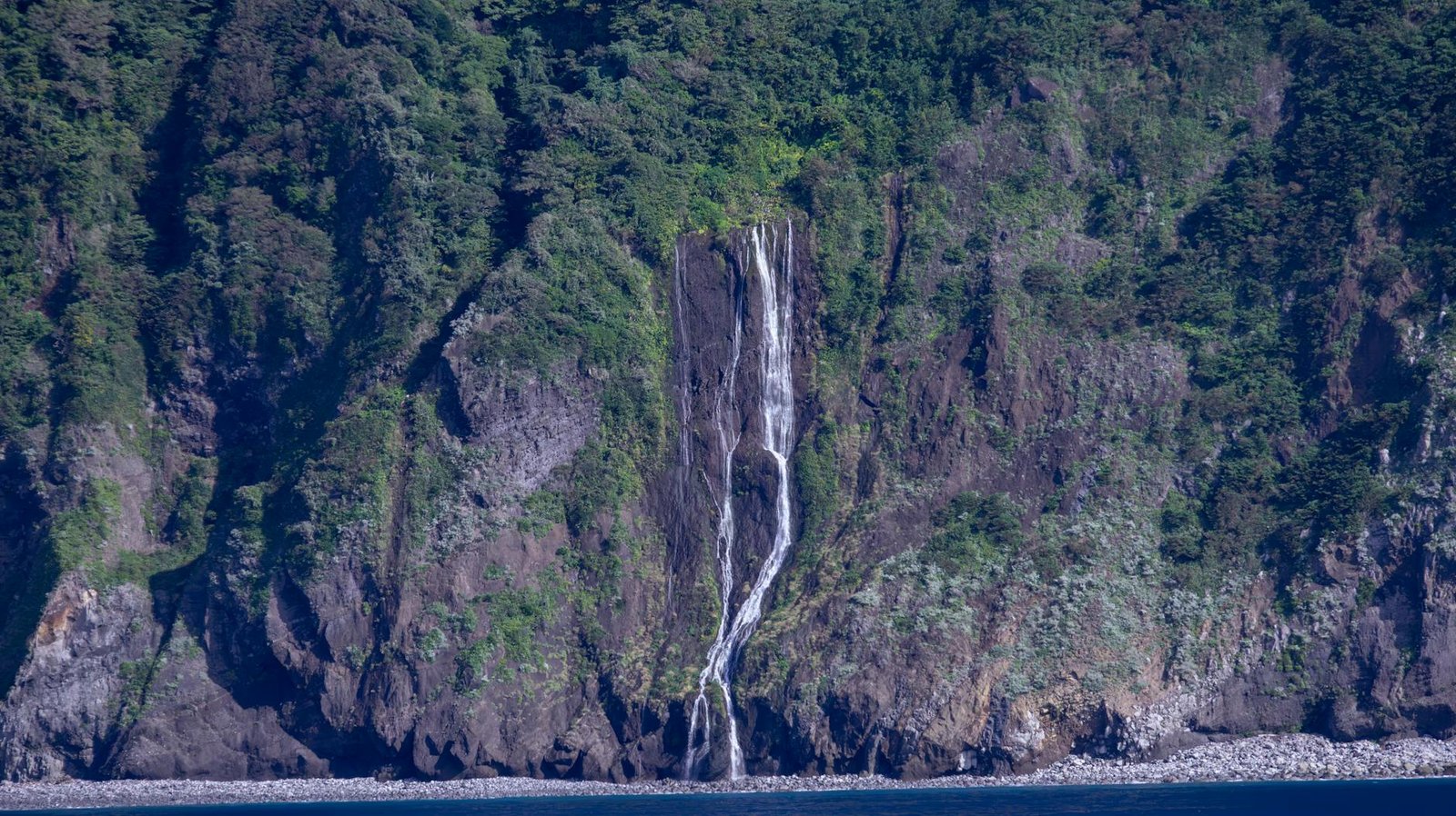 Where Volcanic Peaks Meet Open Ocean: Arriving at Hachijojima by Ship